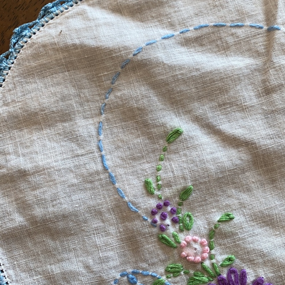 Vintage handmade table runner - Picture 4 of 8